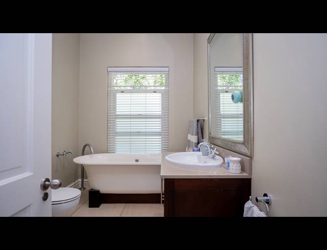 6 BEDROOM HOUSE FOR SALE IN LA LUCIA